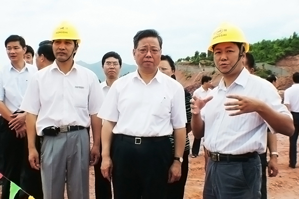 2006年8月，十二届全国人大环境与资源保护委员会副主任委员黄小晶（右二，时任福建省省长）来漳平红狮视察